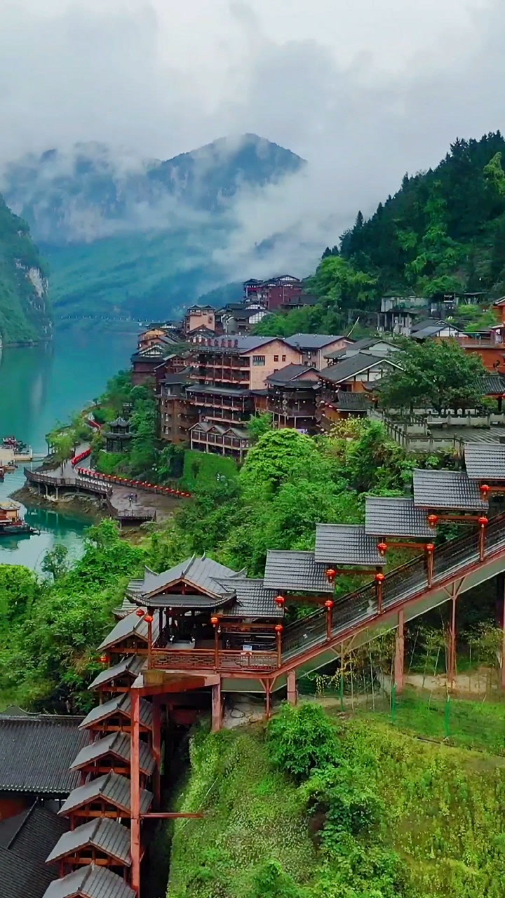 重庆酉阳龚滩古镇在雨后宛如仙境一般,太美了,简直就是一副山水画