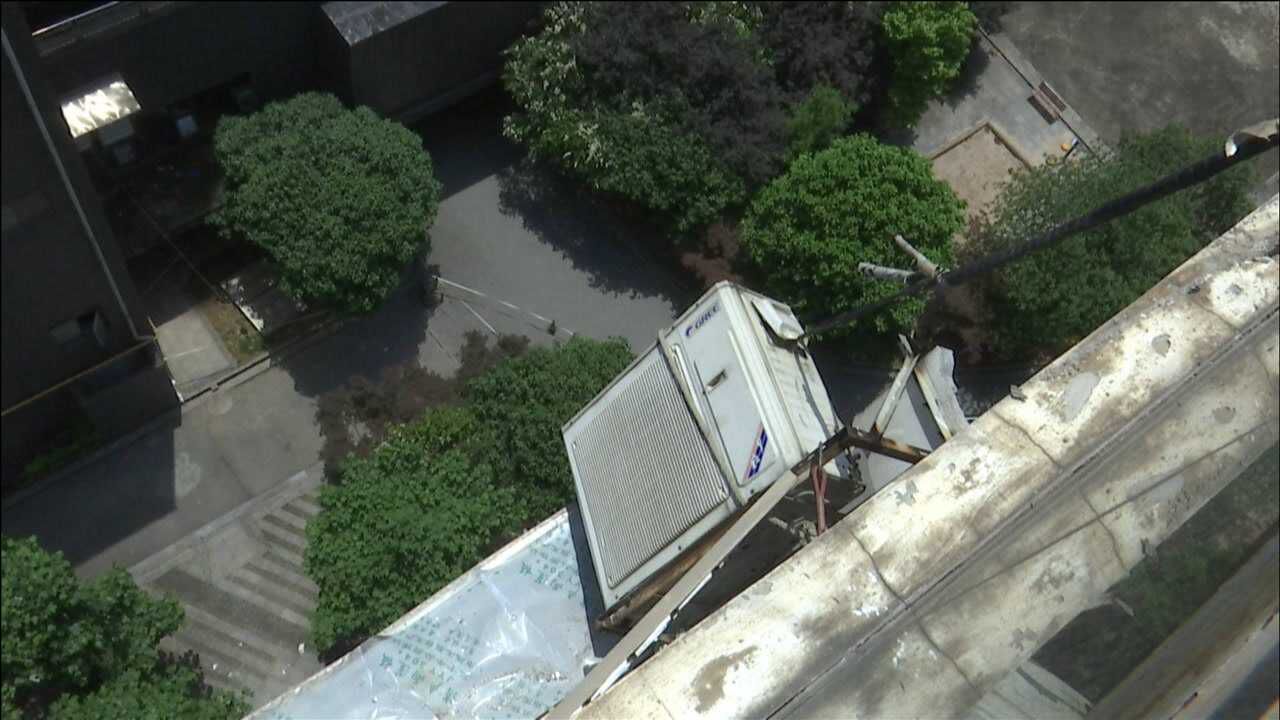 空调外机突然掉落悬空,小区业主抬头一看吓出一身冷汗