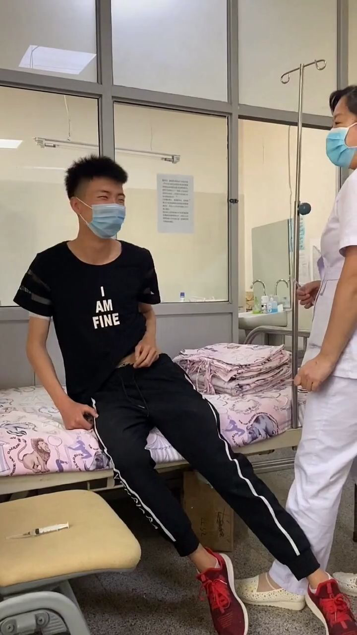 一米八的男朋友居然害怕打针护士姐姐都无奈了