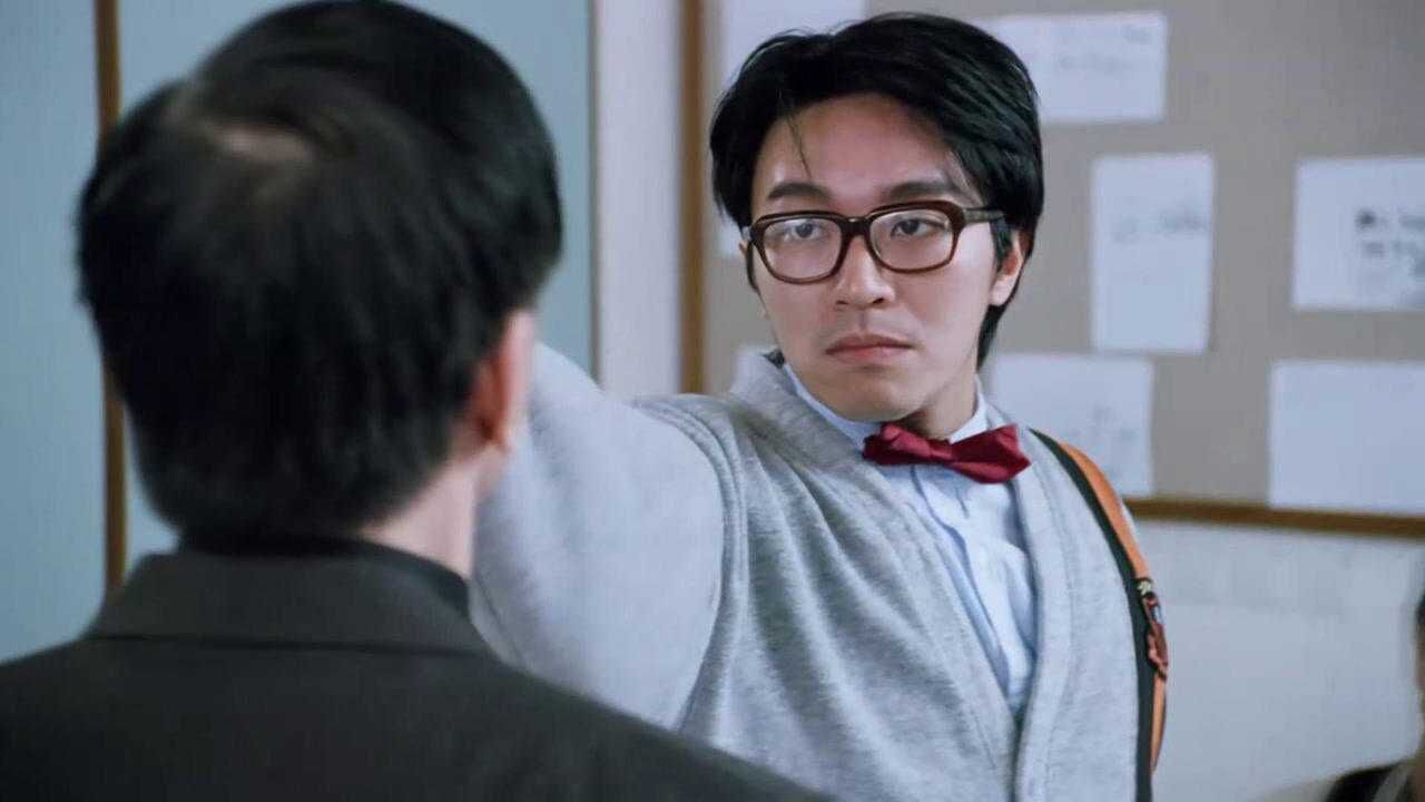 逃学威龙2周星星仗着是交钱进来的不把老师放眼里下手真狠