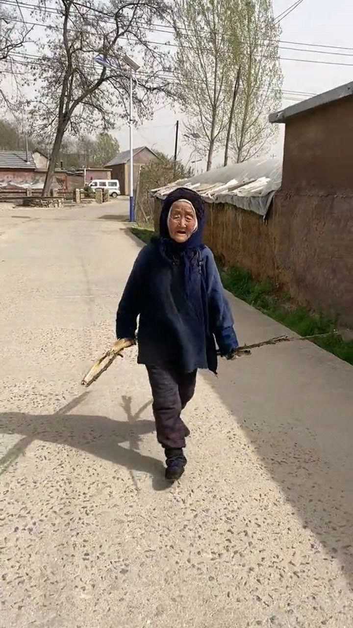 102岁小脚奶奶,走出了90后的步伐,活出了18岁的心态.你羡慕吧?