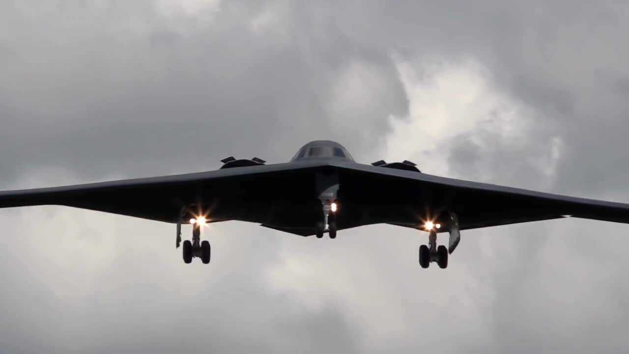 b2轰炸机掠过头顶降落