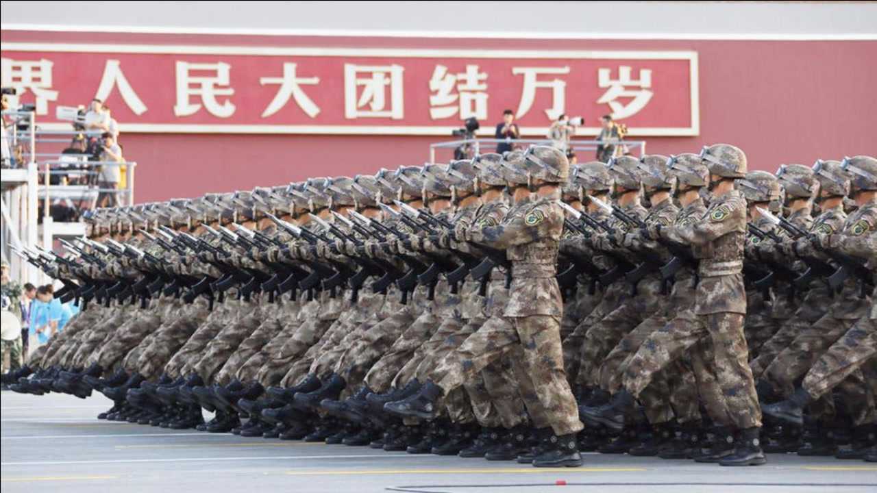 中国阅兵在国外火了这堪比特效的正步分列式彻底震撼了外国人军人走路