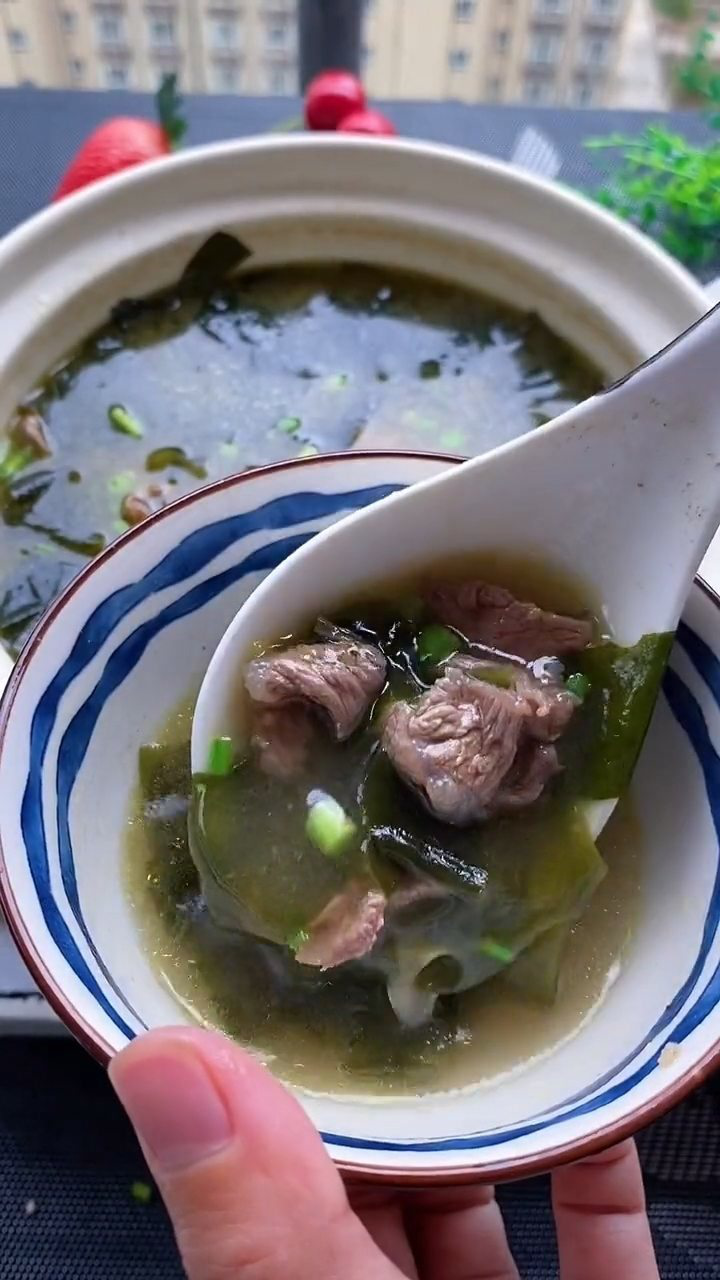 家里有孩子的,一定要多给孩子做这个裙带菜牛肉汤,营养又好喝.