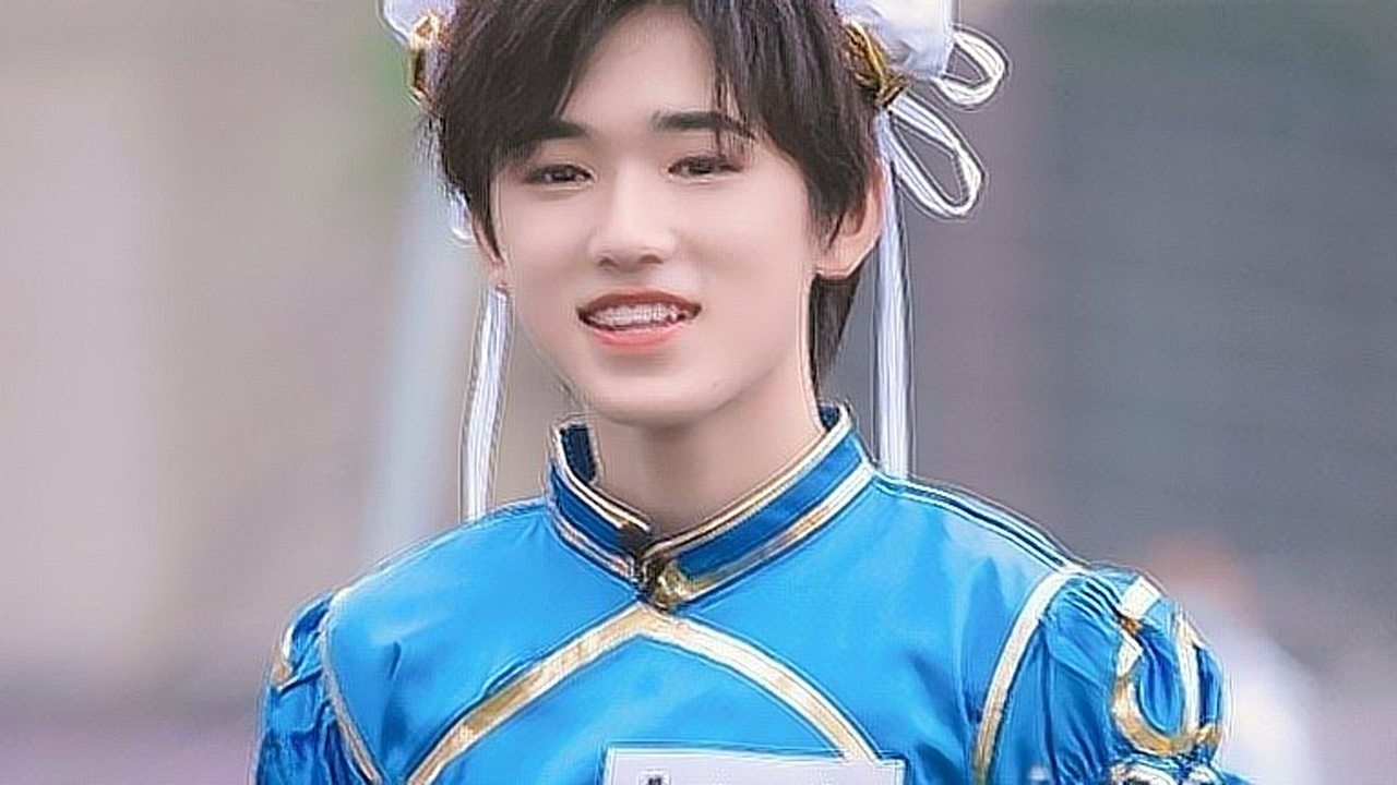 10位明星挑战春丽造型宋亚轩可爱成龙是难以复制的经典