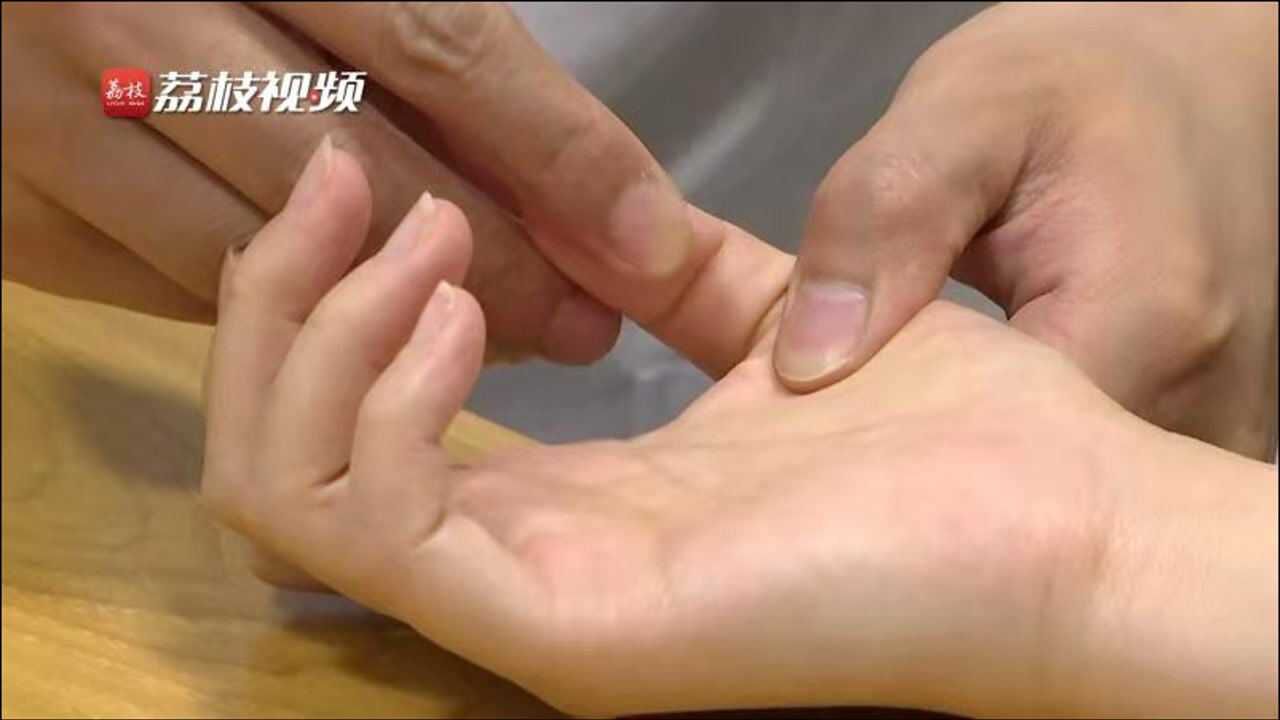 警惕女学生爱刷短视频竟将大拇指刷出腱鞘炎