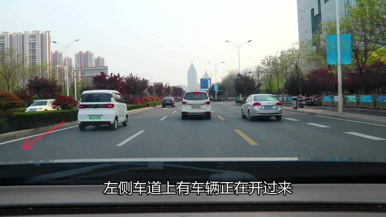 前车处在变道过程中被后车追尾，事故相同责任却完全不同，为什么？_高清