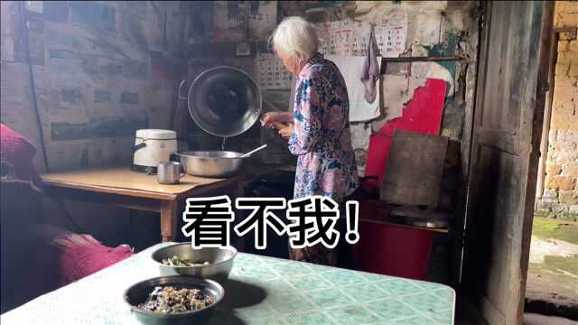 100岁湖南农村老奶奶生活日常,做饭菜的能力,从不逊色年轻人