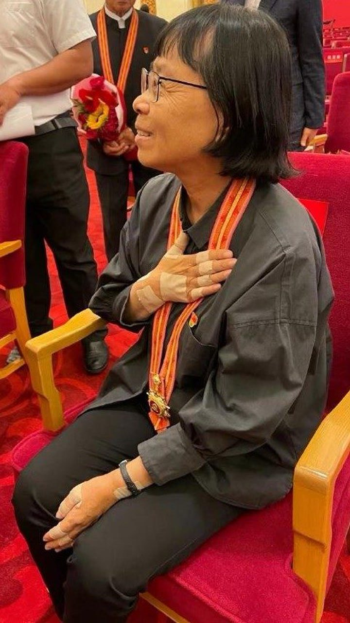 致敬:张桂梅"七一勋章"获得者,"时代楷模",贴满膏药的双手,着实让人心