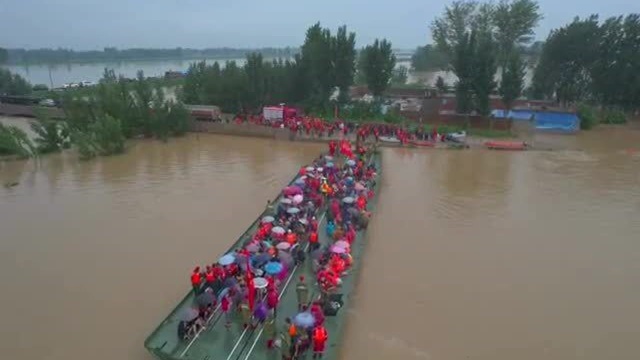 新乡告急!救援“航母”来了!中国安能紧急转移受困群众