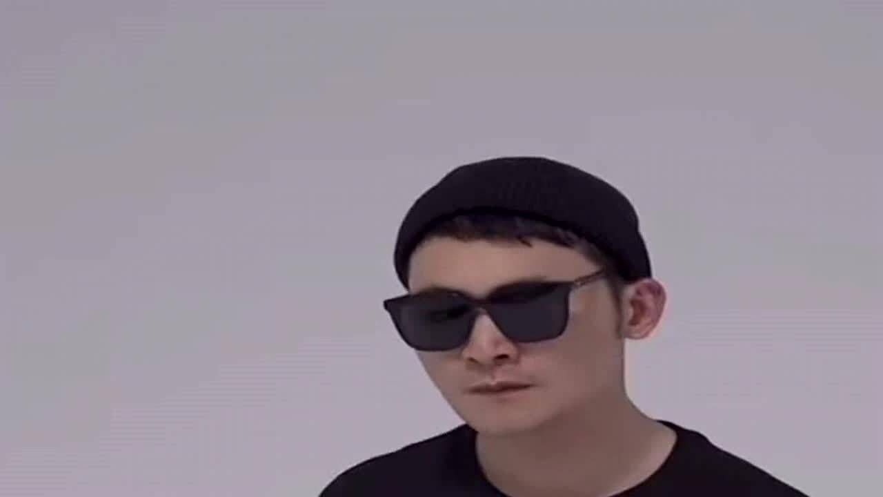 朱先生june设计的情侣装,总是能看到忧伤,配合不好模特的笑