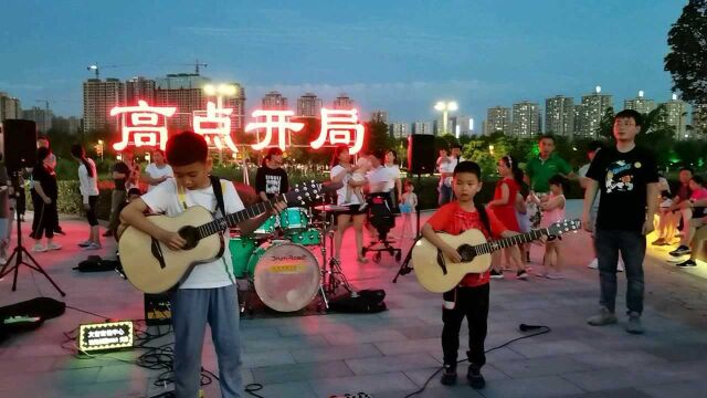 咸阳湖荷韵广场,小朋友吉他演奏《英文字母歌》,弹得好