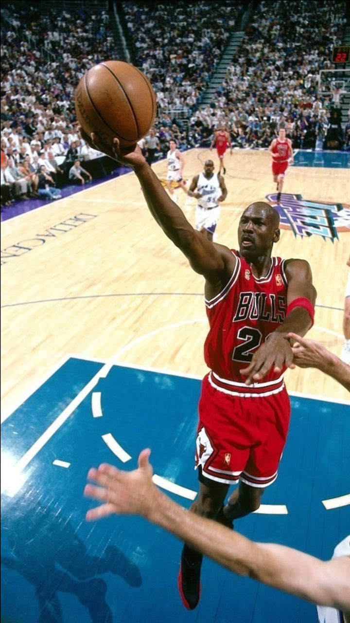 乔丹侧身战斧劈扣好家伙观众席上的尖叫声就没停过