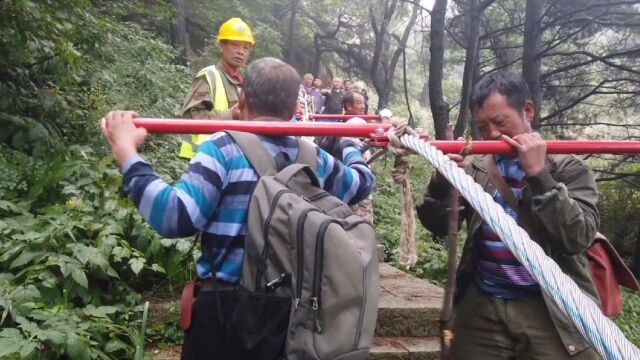 500多名泰山挑山工合力运送全长1200米重达6吨的索道钢丝绳上山