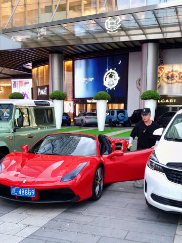 汽车博主李二狗开法拉利488敞篷dj网红小姐姐和助理到太古里拍戏