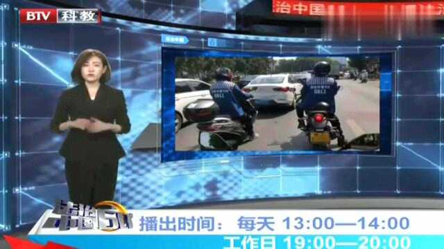 上街穿“囚服”两男子哗众取宠被拘留