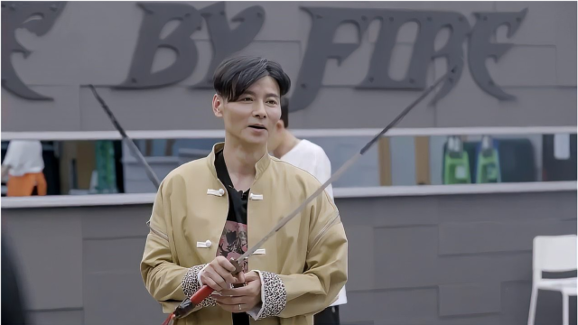 比赵文卓打拳更猛,张晋直接在演播厅舞剑,这都什么神仙哥哥!