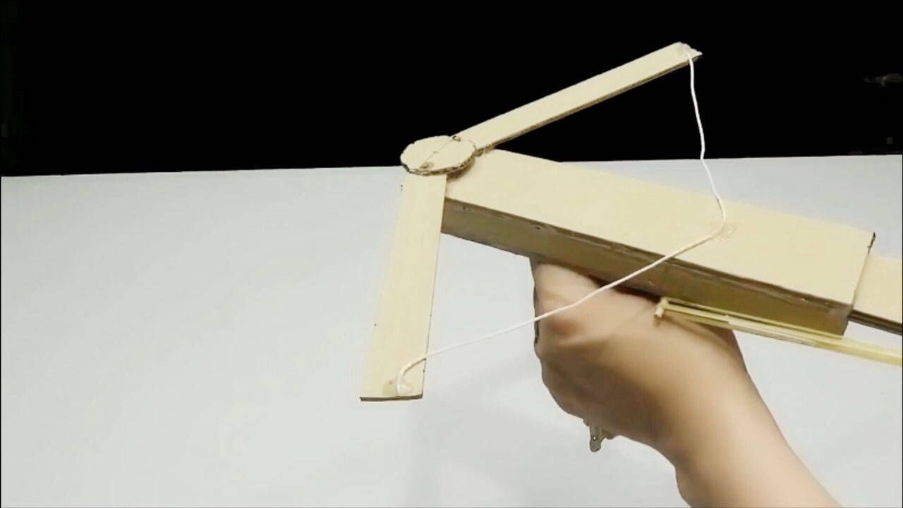 物尽其用,手工制作发射塑料瓶盖的纸板驽_高清1080P在线观看平台_腾讯视频
