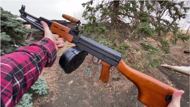 81式班用机枪,中国自行设计的,精度好,可靠性高,老外爱不释手