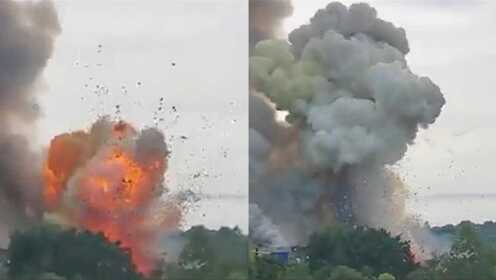 危地马拉烟花厂大火浓烟四起，下一秒突然爆炸，巨大火球腾空而起！