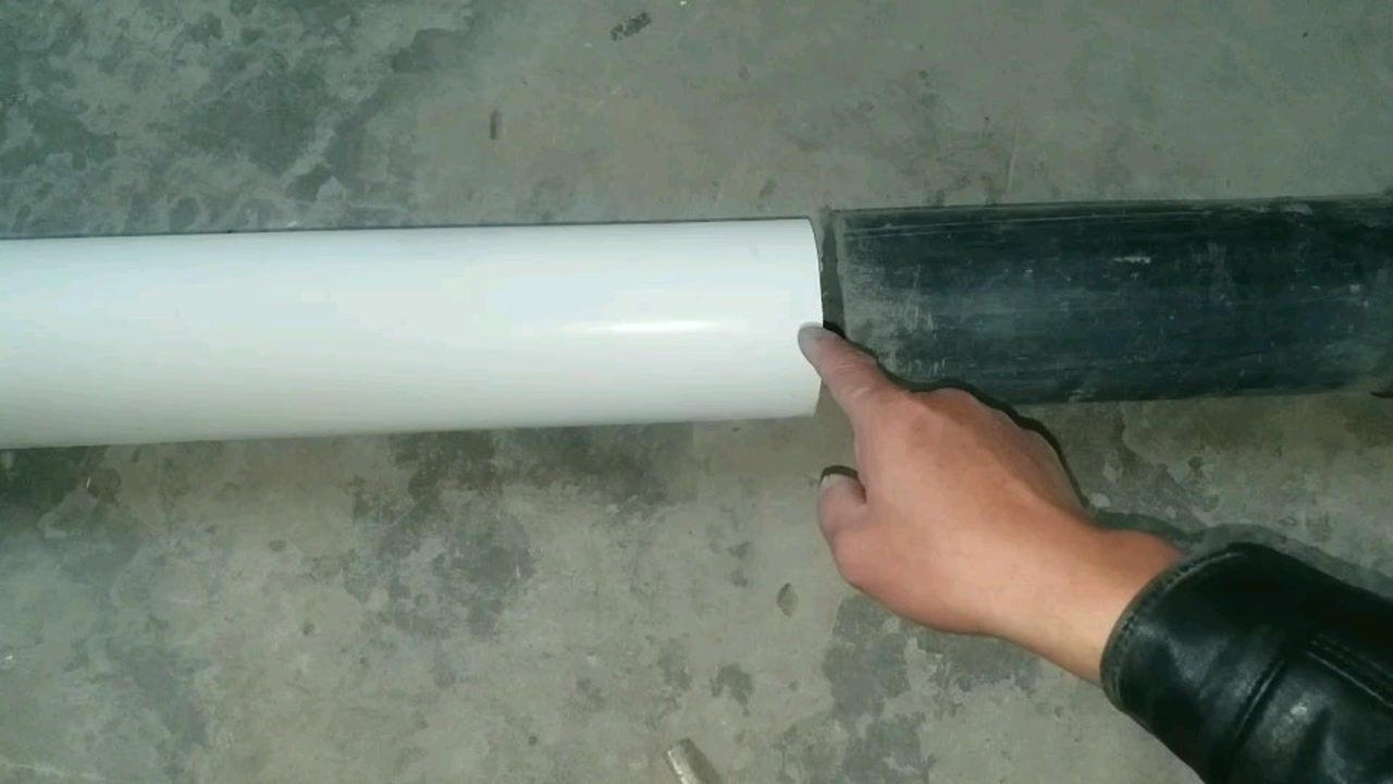 卫生间的PVC下水管怎么和铸铁的主管道连接？老水工教你连接方法_高清