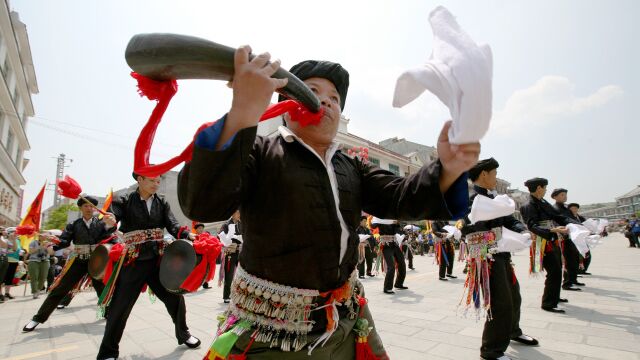 走进铜鼓之乡广南,云南历史文化名城,至今男人穿鸟兽裙吹牛角号