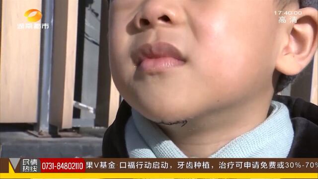 男童洗浴室摔伤 家长要求会馆全负责 经理:走法律程序