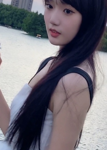 一双迷人大眼睛,长长乌黑的头发,叫人见了无法忘怀 "黑长直女孩