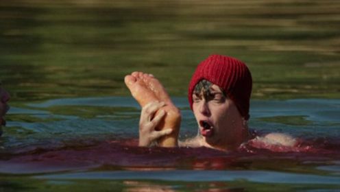 美国恐怖电影《僵尸海狸》，激情男女去湖中戏水，遭遇水怪袭击！
