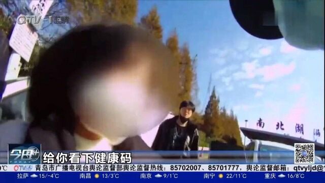 浙江嘉兴:外地租房感觉被“套路”,后座女子悄悄向民警求助