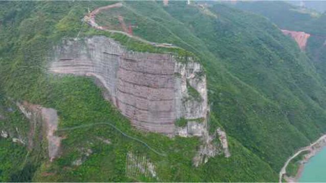 重庆大山里建设的超级工程,几百米高的山体围起来,这是要做啥?