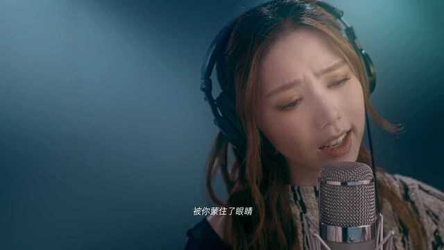 G.E.M.邓紫棋演唱《两个自己》MV