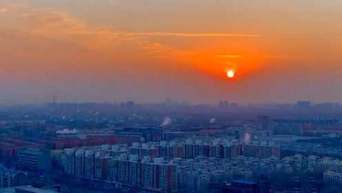 北京清晨现绚烂橙红朝霞，天空色彩粉嫩美不胜收
