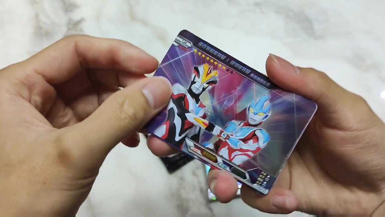 帅小伙花巨资购买奥特曼卡包 开出超稀有or与ssr签名卡