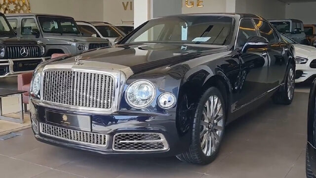 2022款宾利慕尚到店实拍,坐进车内才知道有多奢华,太帅了!