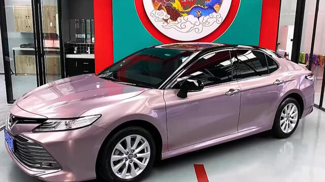 开了三年的丰田凯美瑞车身冰梅粉改色贴膜,贴完看着和新车一样!