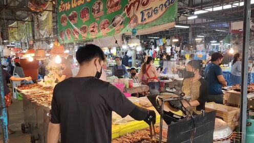 风靡泰国曼谷夜市的美食，看完制作过程，你还敢吃吗！