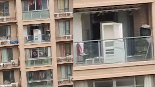 无声胜有声？网友拍到上海市民阳台晒冰箱引热议：缺物资还是晾味