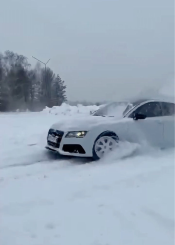 奥迪rs7雪地漂移