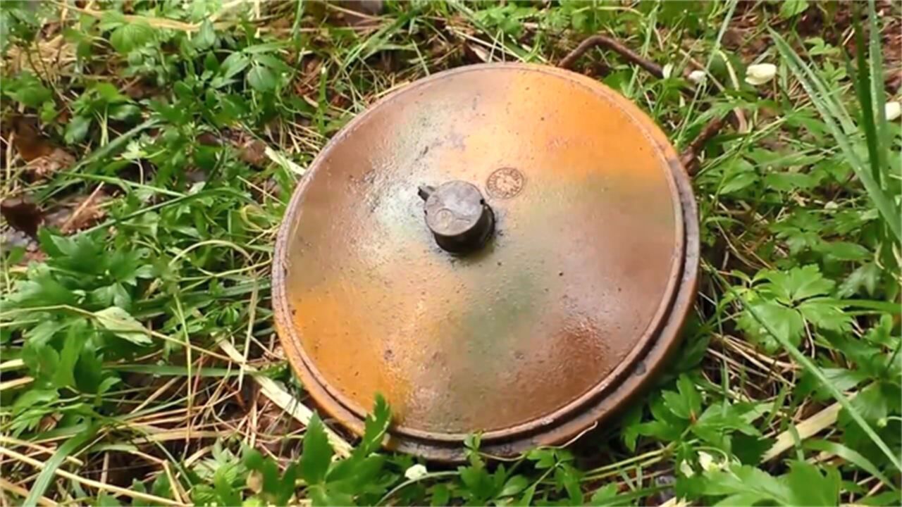 野外找到二战时期的反坦克地雷,早就过期了,要是你你怕不怕?