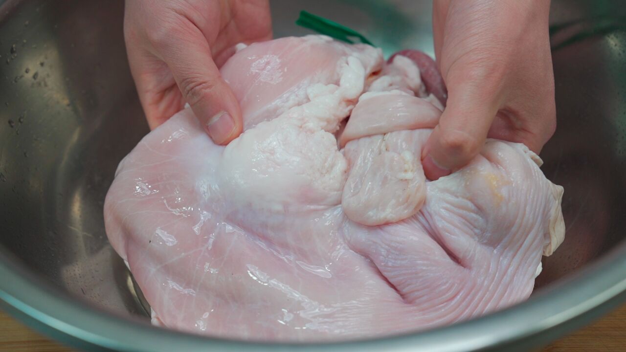 清洗猪肚时,加面粉和盐就错了,大厨教我这么洗,干净卫生无异味