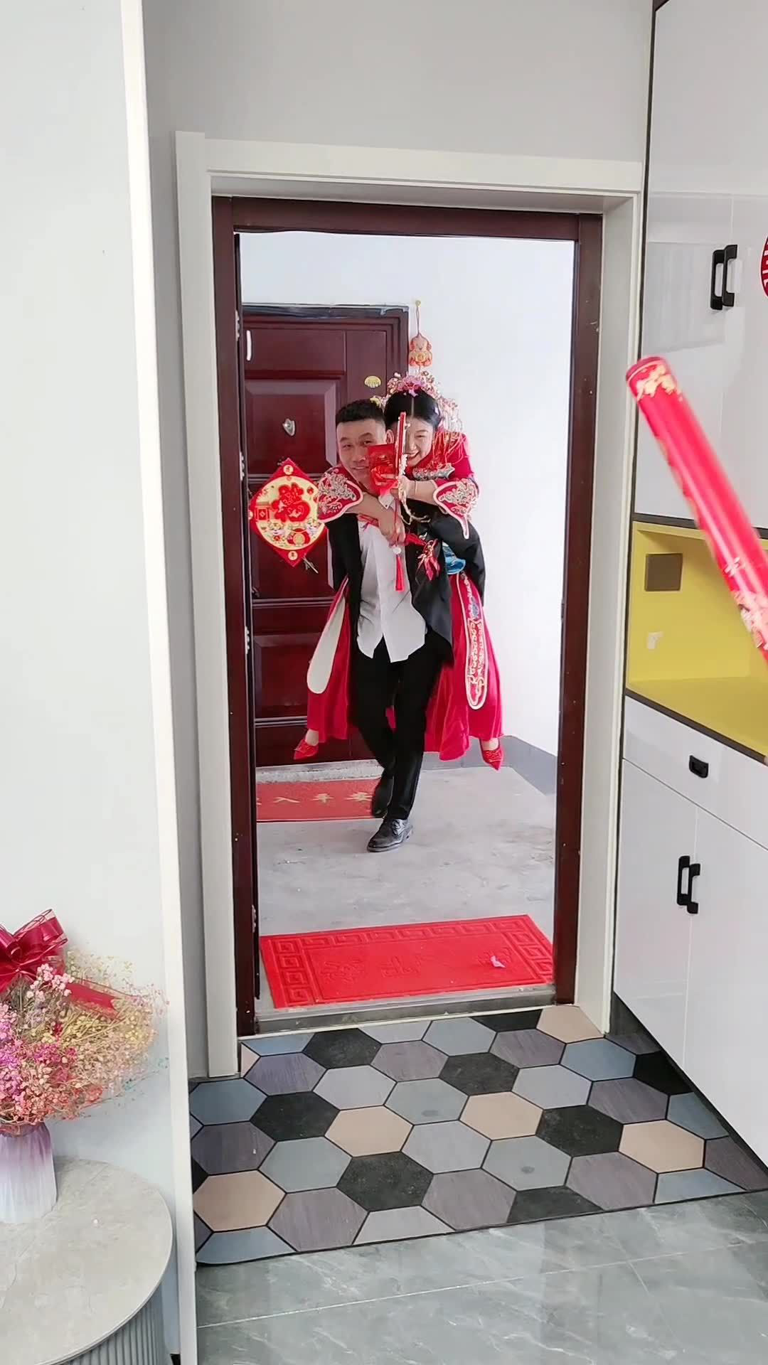 新郎背新娘上楼