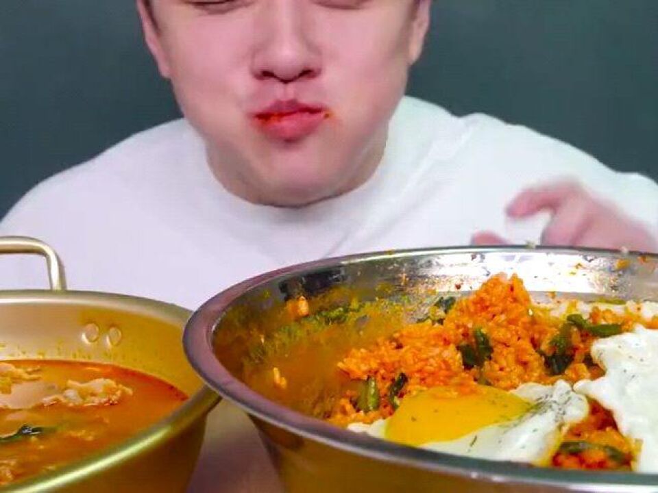 韩国大胃王吃播,一大盆酱骨汤配拌饭,这吃法也太馋人了