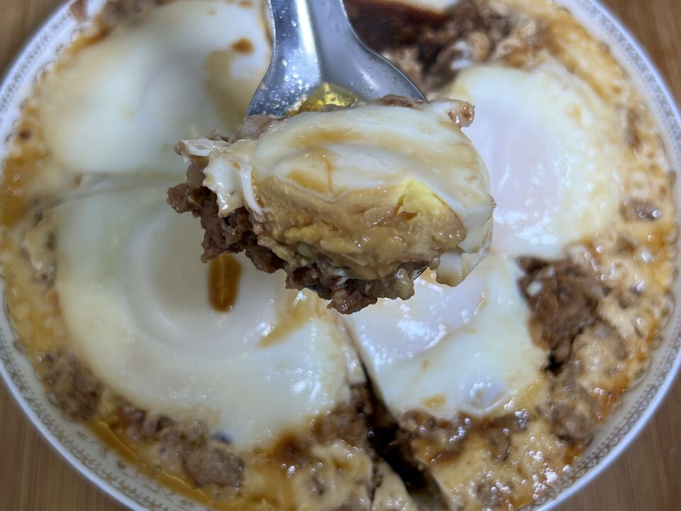 肉蒸蛋的家常做法,一块猪肉剁成肉馅调好,打入鸡蛋蒸一蒸,好吃