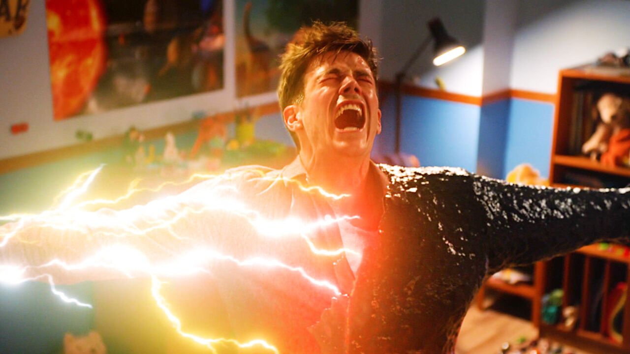 闪电侠被血魔附身,黑化强几倍,直接手刀神速力!