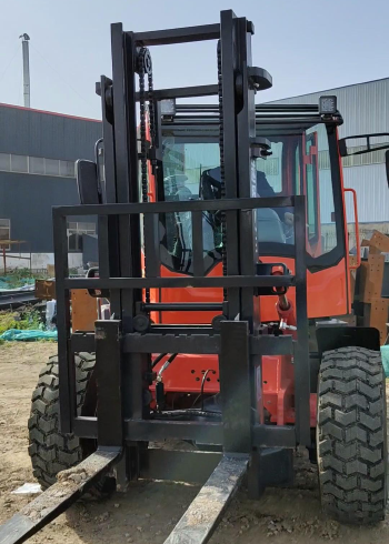 3.5吨华科四驱越野叉车,大轮胎底盘高,泥土路,沙路均可畅快通行.