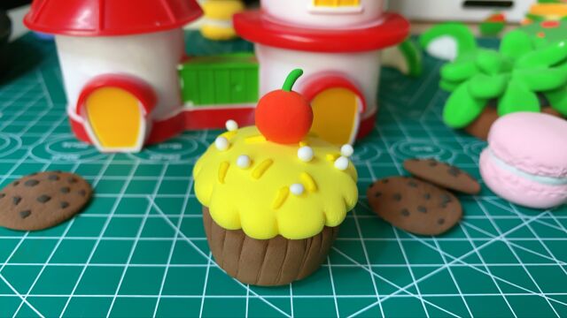 彩泥制作教程,超轻粘土制作奶油糖粒纸杯蛋糕