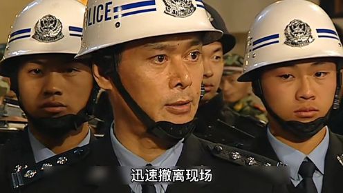 首长回家探亲见义勇为，不料被抓紧警局，结果大快人心！