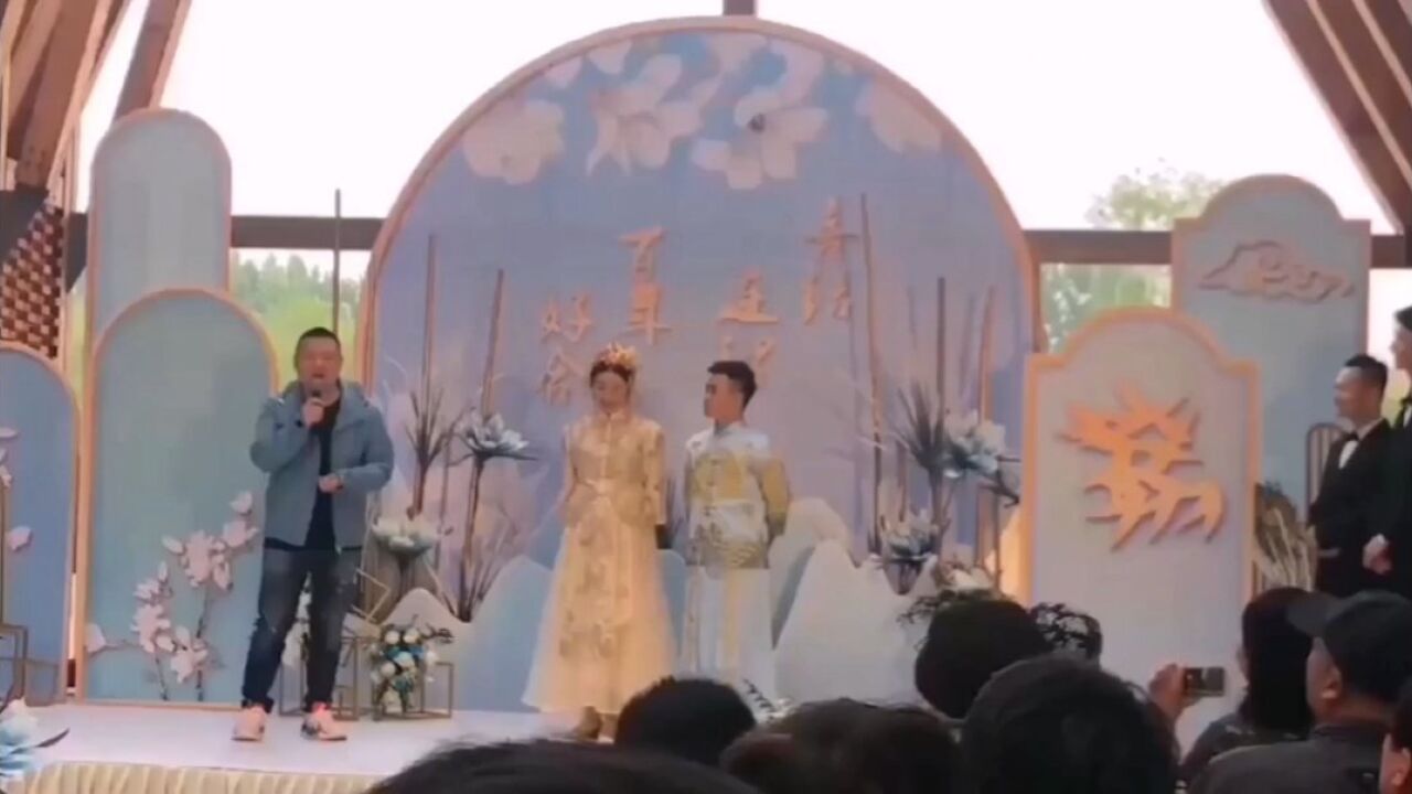 岳云鹏有多宠尚筱菊,徒弟结婚全场他买单,瞒着刘筱亭给他做捧哏