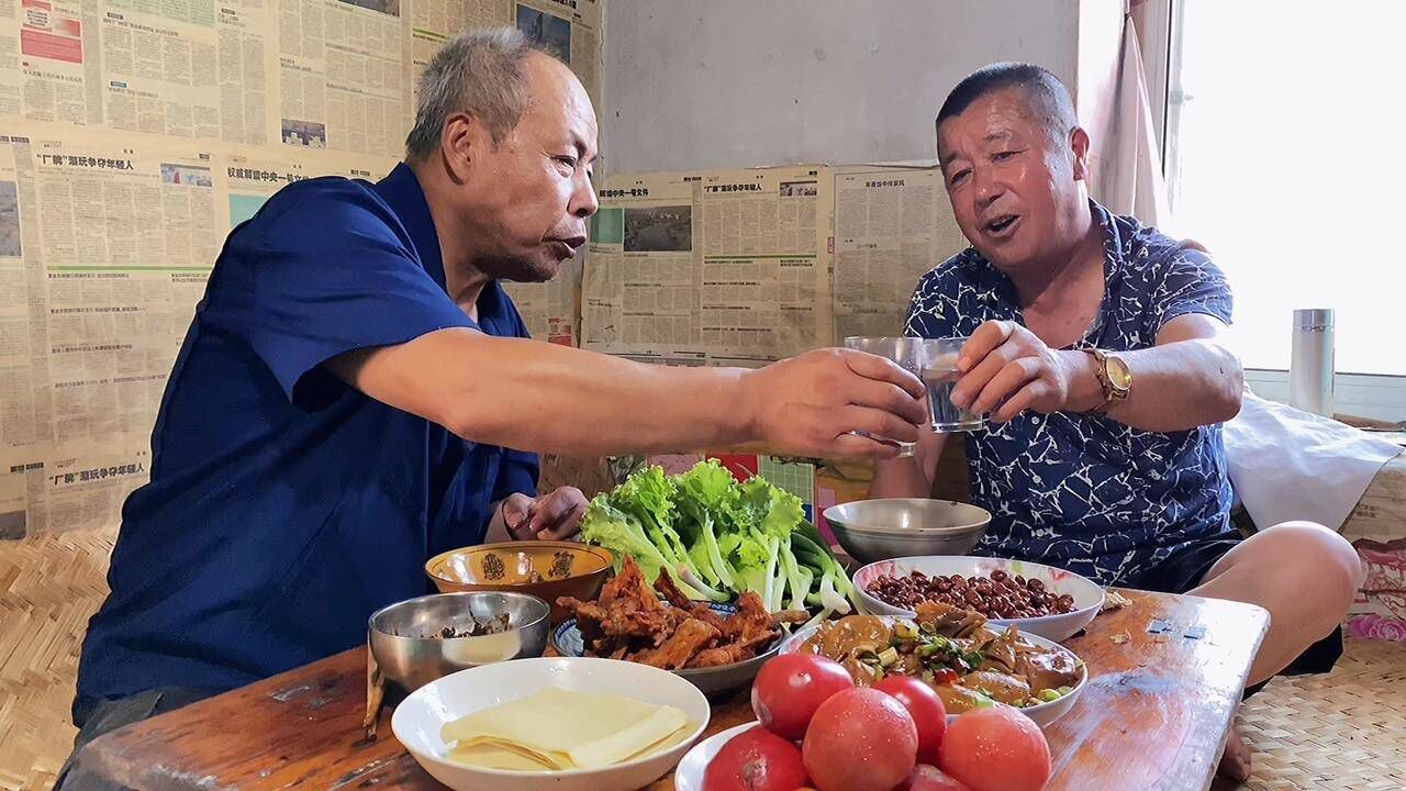 1元1斤鸡头,农村大叔做麻辣鸡头,叫上邻居老哥喝酒,解馋又过瘾